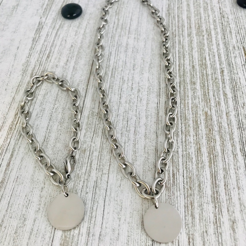 Trendy necklace and bracelet set.
